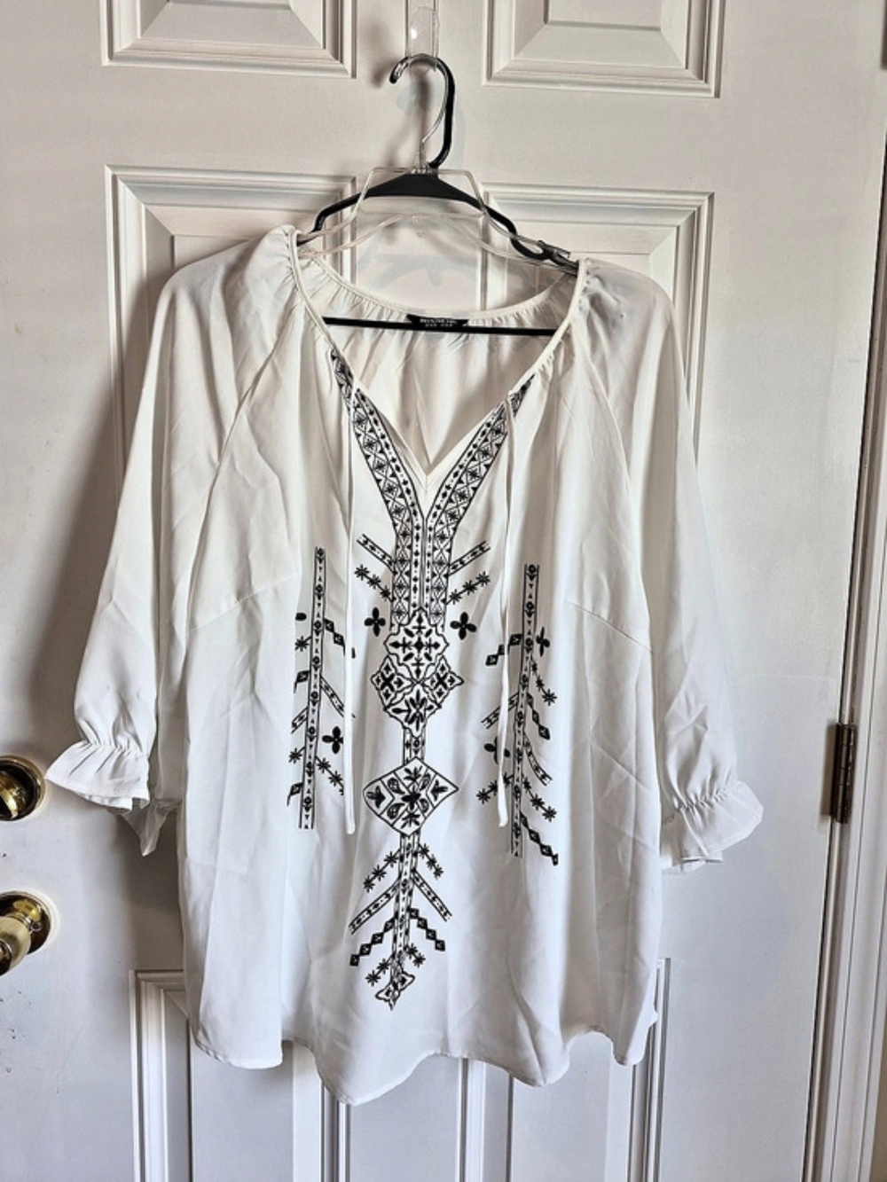 BLOOMCHIC Embroidered Tunic in White & Black Size XL Like New